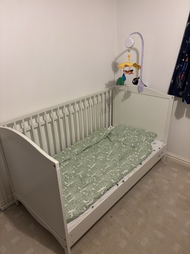 White wooden nursery cotbed - white,